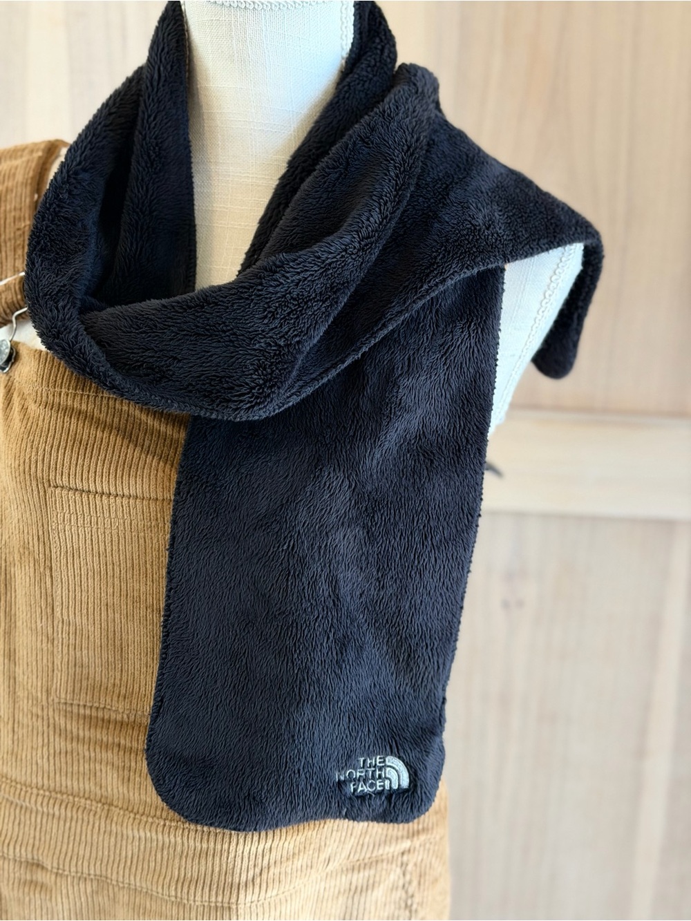 The North Face Osito Fleece Scarf. Black. Women’s 52”L Cozy | Warm | Soft | Snow